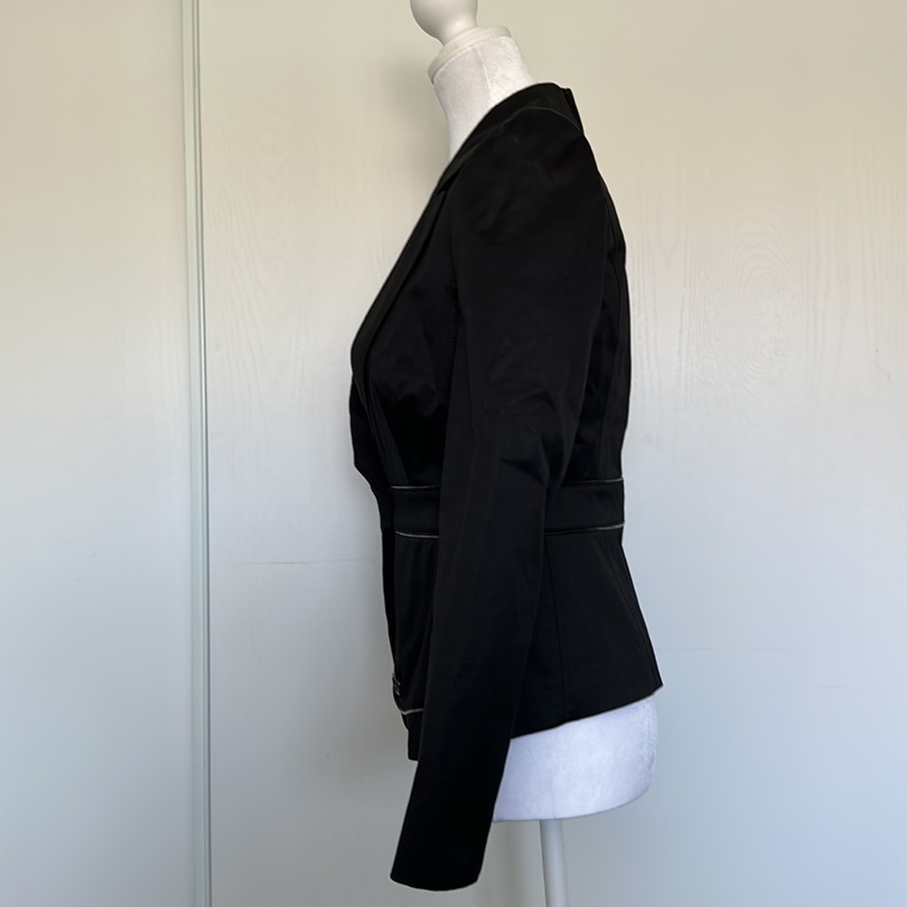 Burberry black blazer US size 2 with black patent detailing - Picture 2 of 5